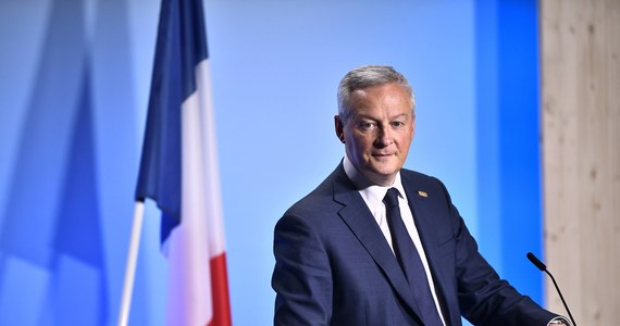 Nowa powieść francuskiego ministra finansów stała się przyczyną skandalu. Bruno Le Maire umieścił w niej scenę, którą - nawet według francuskich standardów - uznać wypada za wyjątkowo lubieżną. Główny księgowy francuskiego państwa krytykowany jest jednak nie tyle za ten wulgarny opis erotycznych wybryków bohatera swojej trzynastej książki, co za to, że ma czas przelewać obrazy ze swojej wyobraźni na papier w czasie, gdy obywatele biednieją, a miliony protestują na ulicach. Na domiar złego krótko po tym, jak książka pod koniec zeszłego tygodnia trafiła na rynek, jedna z wyroczni światowego rynku długu, agencja Fitch, obniżyła klasyfikację wiarygodności kredytowej Francji. 
