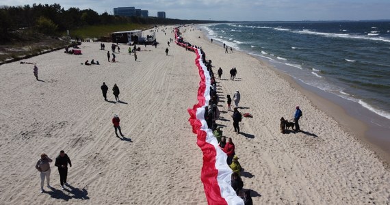 Liczącą 2755,8 m długości flagę narodową rozwinięto na plaży w Międzyzdrojach. To nowy rekord Polski.