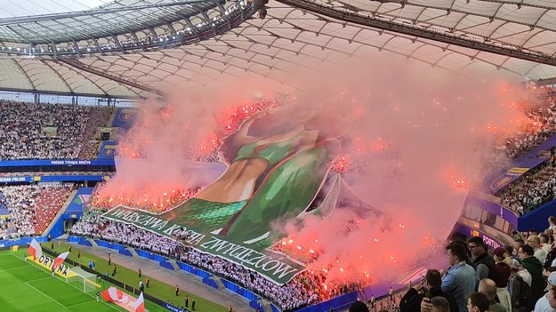 Jeszcze zanim rozpoczął się finał Fortuna Pucharu Polski, kibice Legii i Rakowa zaprezentowali swoje oprawy. Na tym jednak nie poprzestali – i jedni, i drudzy odpalili także pirotechnikę, której surowo zakazywał organizator i służby bezpieczeństwa.
