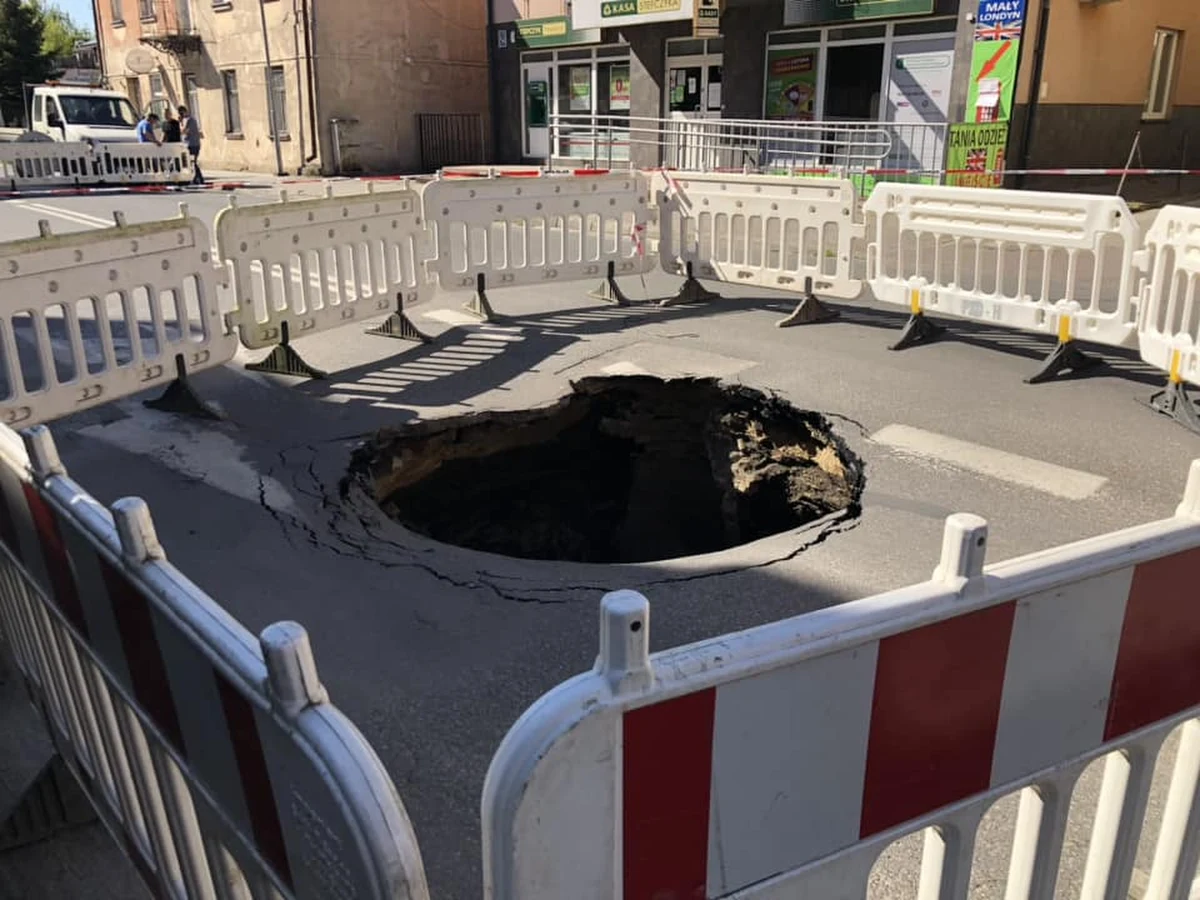 W Hrubieszowie przy ul. Narutowicza zapadł się fragment jezdni. Ruch został tam wstrzymany. Trwa ustalanie przyczyn powstania zapadliska. 