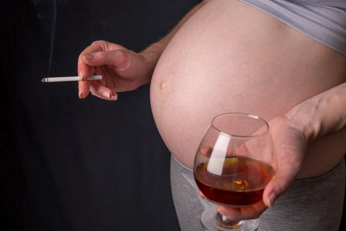 39-letnia ciężarna była kompletnie pijana, kiedy miała opiekować się 10-miesięcznym synkiem. Usłyszała zarzut narażenia dziecka na niebezpieczeństwo utraty życia lub zdrowia – poinformował  rzecznik Prokuratury Okręgowej w Ostrowie Wlkp. Maciej Meler.