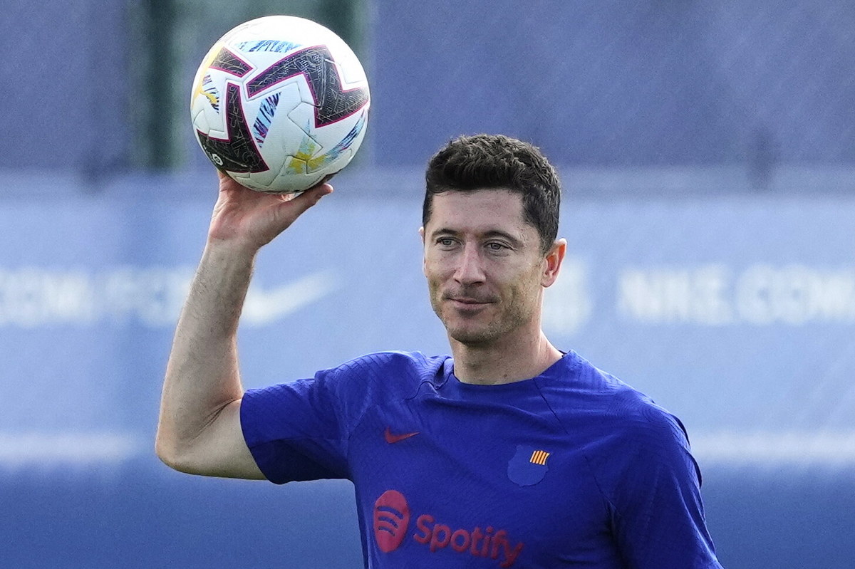 O 19:30 zostanie rozegrana 33. kolejka hiszpańskiej La Ligi pomiędzy FC Barceloną a CA Osasuną. Drużyna Xaviego Hernandeza, która staje do potyczki w roli gospodarza, jest faworytem tego meczu. Do siatki w tym spotkaniu z pewnością będzie chciał trafić Robert Lewandowski, który rywalizuje o koronę króla strzelców z Karimem Benzemą. 