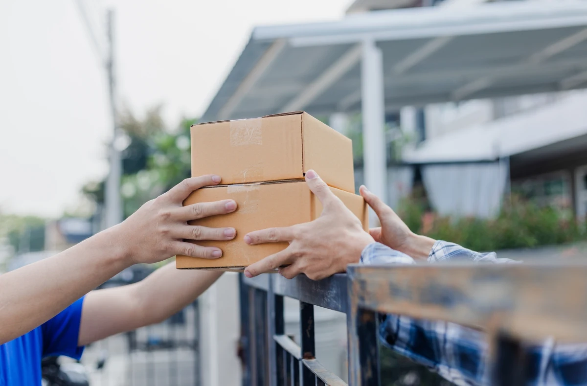 Podejrzane zachowanie kuriera wskazujące na to, że jest pod wpływem alkoholu spowodowało, że mieszkaniec gminy Siedlec w Wielkopolsce powiadomił policjantów. Funkcjonariusze zatrzymali mężczyznę do kontroli. Okazało się, że kurier miał 1,17 promila alkoholu w organizmie.