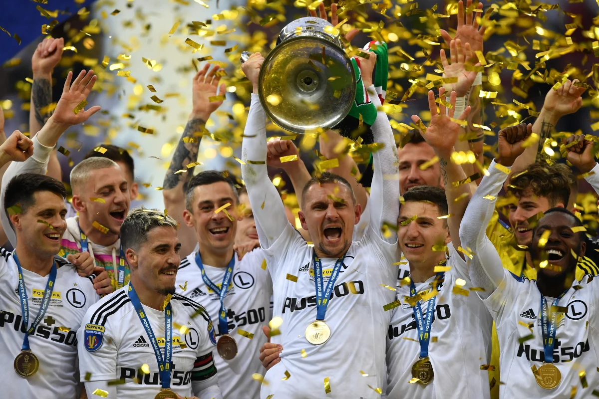 Legia Warszawa po raz 20. w historii zdobyła piłkarski Puchar Polski. W finale na PGE Narodowym pokonała w rzutach karnych 6-5 broniący trofeum Raków Częstochowa. Po 90 minutach i dogrywce było 0:0.