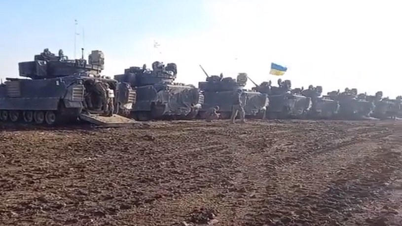 Już tylko kilka dni dzieli nas od rozpoczęcia wielkiej ukraińskiej kontrofensywy. Siły Zbrojne Ukrainy pokazały jedną z kolumn amerykańskich wozów bojowych Bradley, które czekają na start. Armia ma mieć do dyspozycji aż 109 takich pojazdów.