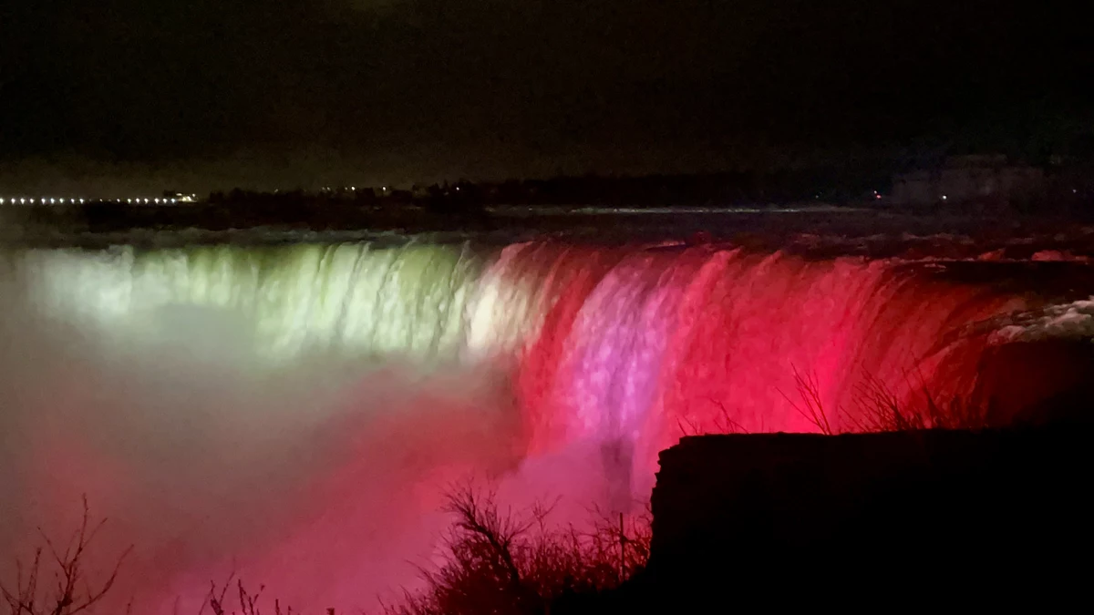 Najsłynniejszy wodospad na świecie - Niagara - został podświetlony polskimi barwami narodowymi. Wydarzenie to oficjalnie rozpoczęło w Ontario, największej prowincji Kanady, uroczystości Miesiąca Dziedzictwa Polskiego.