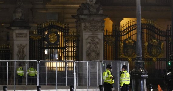 Policja aresztowała w pobliżu Pałacu Buckingham w Londynie mężczyznę, który na kilka dni przed koronacją Karola III, rzucił na teren rezydencji naboje. 