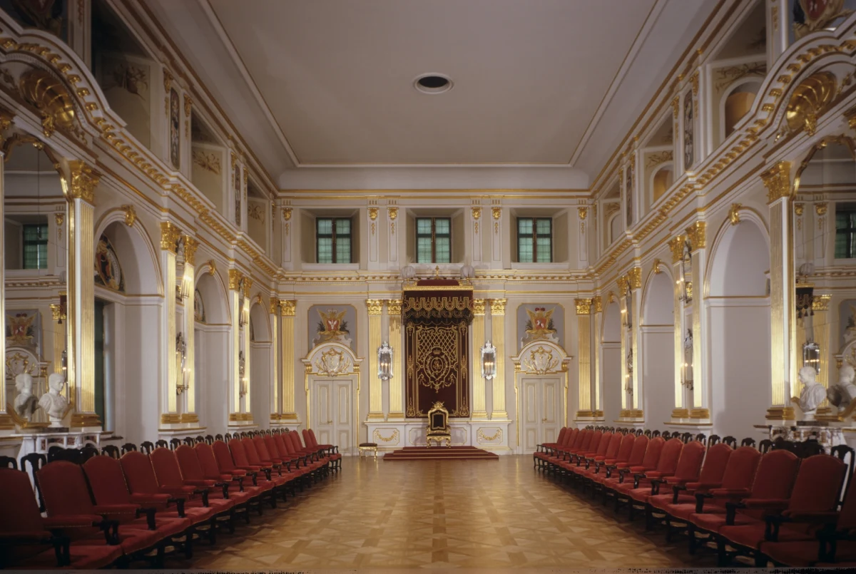 Dzisiaj zabieramy Was na niecodzienny, historyczny spacer po Warszawie. Odwiedzimy miejsca związane z uchwaleniem Konstytucji 3 maja. Pałac Czapskich, Zamek Królewski i Bazylika Katedralna – to miejsca, które dziś obowiązkowo należy wspomnieć.