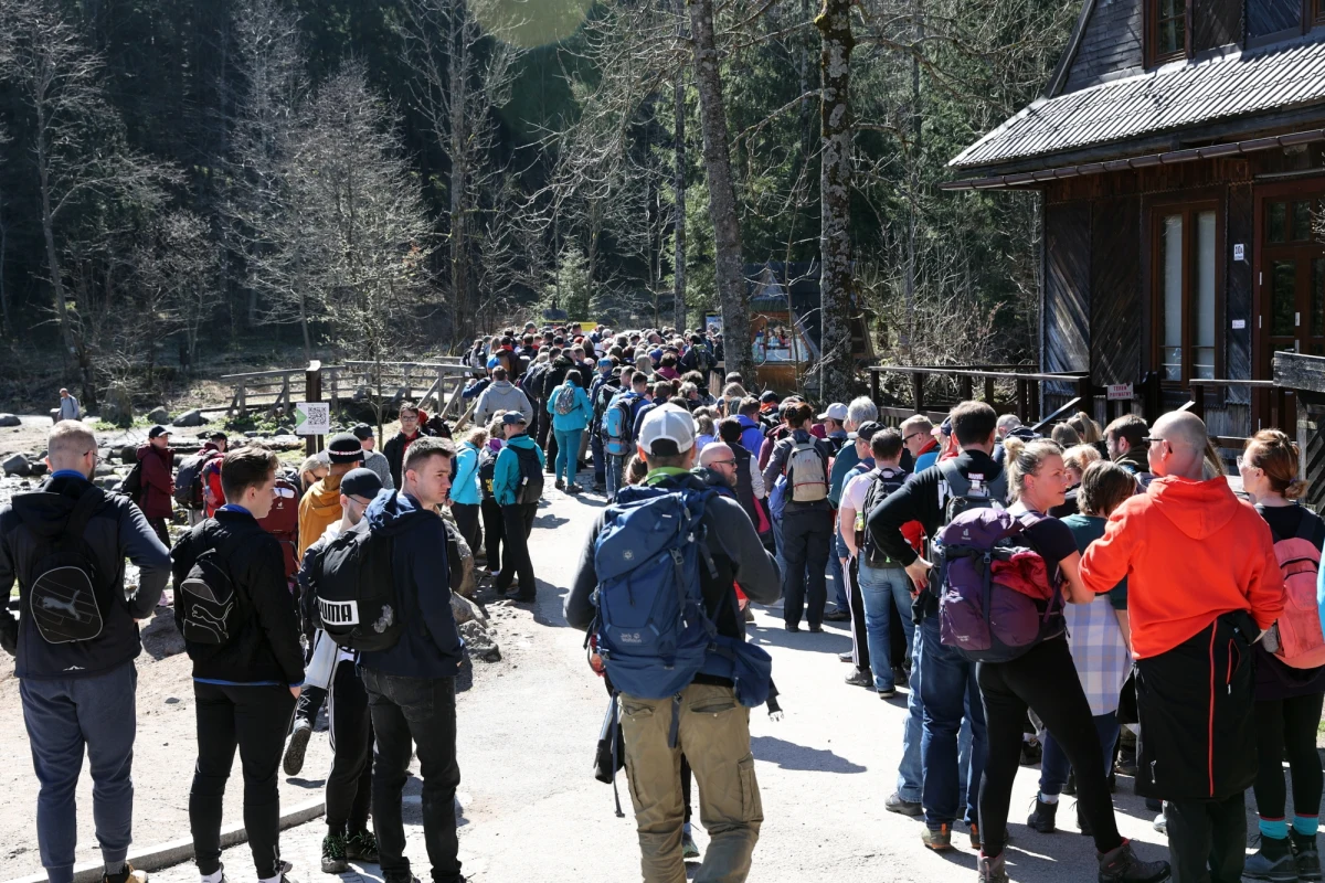 Bez poważnych wypadków i incydentów przebiegał wydłużony weekend majowy w Tatrach. Na górskich szlakach 12 turystów potrzebowało pomocy ratowników TOPR. Na szczęście nie doszło do żadnych tragicznych zdarzeń – powiedział PAP ratownik dyżurny TOPR.