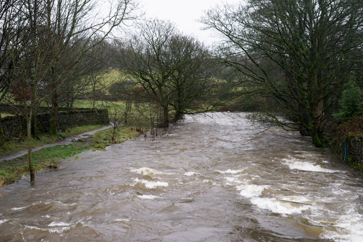Padający deszcz spowodował, że rzeka Koszarawa w Pewli Małej na Żywiecczyźnie osiągnęła w środę nad ranem poziom ostrzegawczy – 150 cm. Według danych IMGW, w rejonie przysiółka Koszarawa Żłabne w ciągu minionej doby spadło 47,5 mm deszczu.