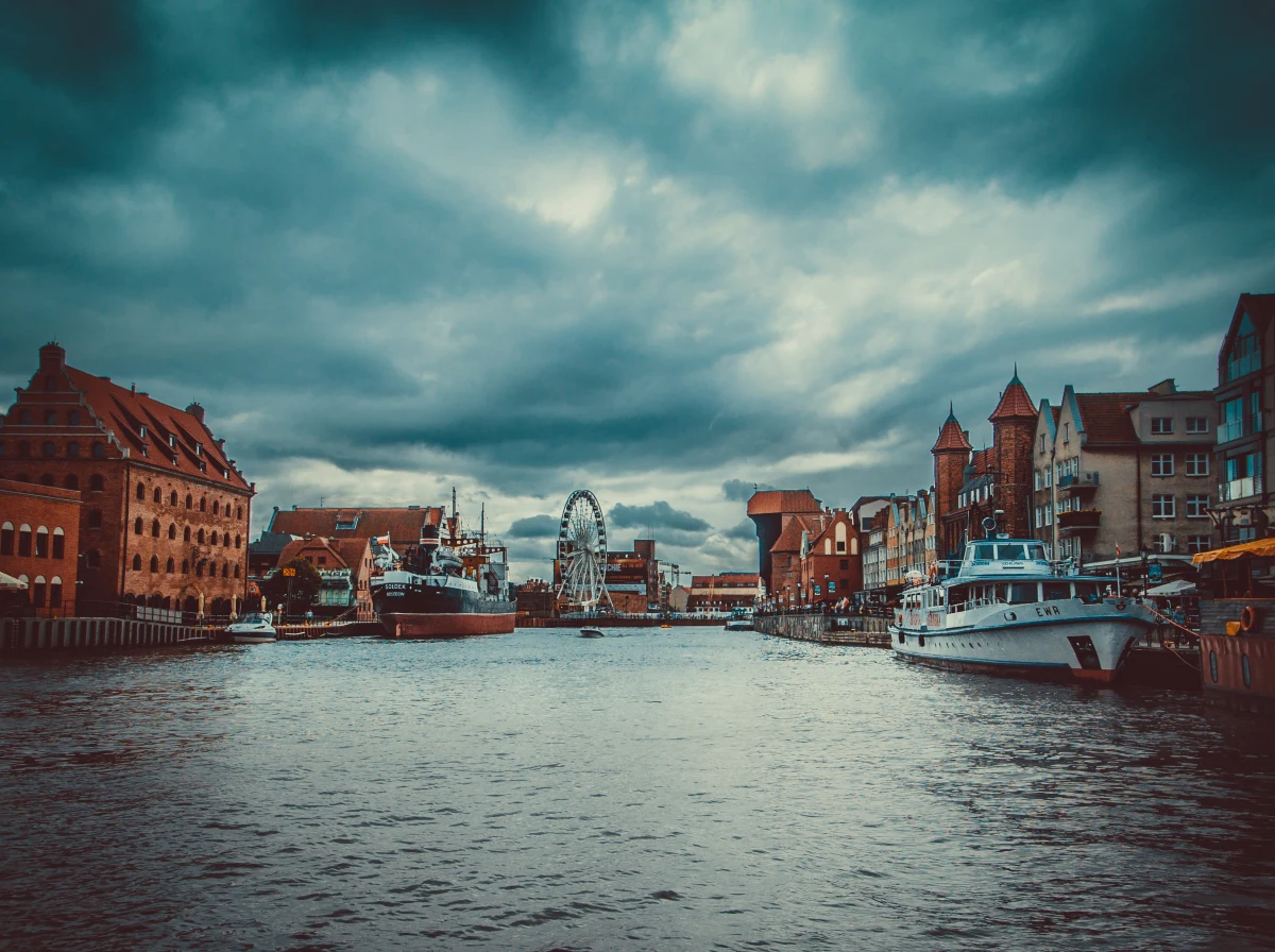Prokuratura powołała biegłego do zbadania przyczyny przyczyny katastrofy barki Galar Gdański I na Kanale Kaszubskim w Gdańsku. W wypadku, do którego doszło w październiku 2022 r., zginęły cztery osoby.