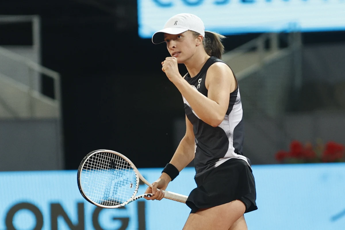 Organizatorzy turnieju w WTA Madrycie chyba czytają w myślach polskich kibiców tenisa. Ćwierćfinałowy mecz Igi Świątek zaplanowano na dzisiejszy wieczór. Przed nami zatem idealne zakończenie majówki. Starcie Polki z Chorwatką Petrą Martić rozpocznie się około godziny 20:00. Iga znów będzie faworytką. W Madrycie czuje się na tyle dobrze, że w osobistym wywiadzie wyjawiła też swoje plany na przyszłość po zakończeniu tenisowej kariery. 