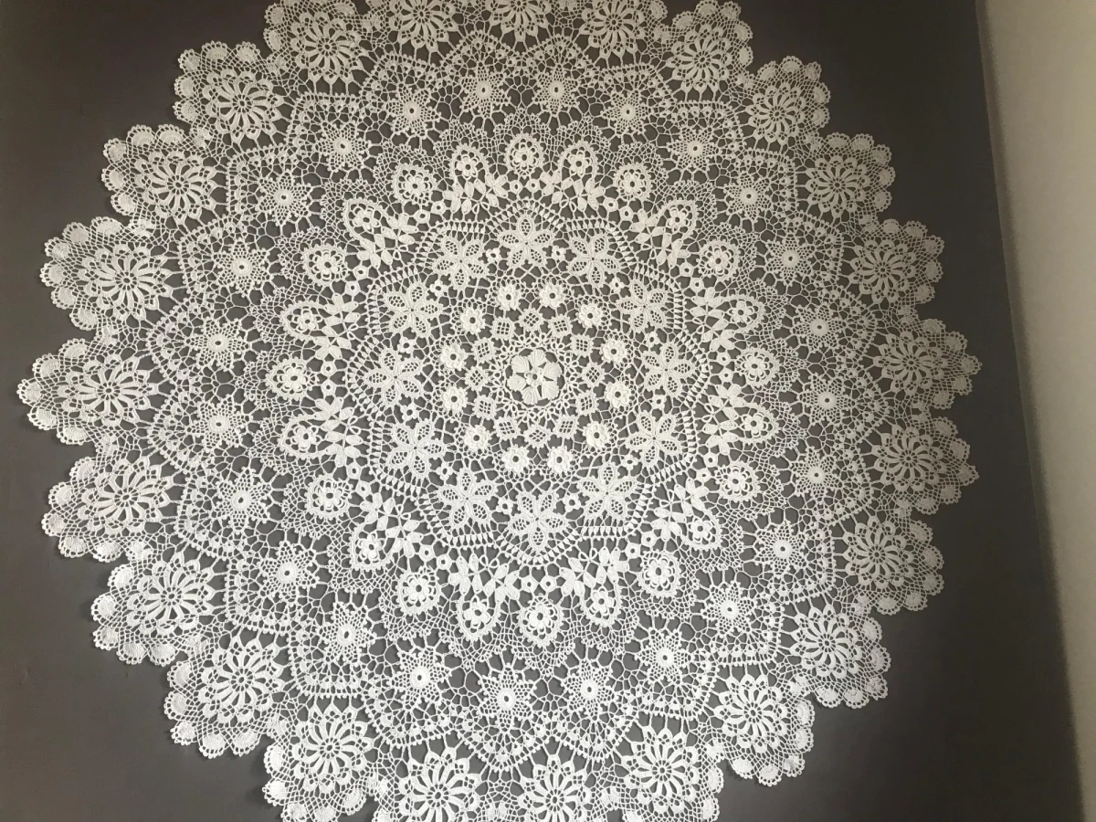 Jesienno-deszczowa pogoda w Beskidach nie zachęca do wędrowania górskimi szlakami. Ale jeśli w czasie tegorocznej majówki jesteście już górach, warto zajrzeć do Koniakowa, aby poznać historię tamtejszej słynnej koronki.