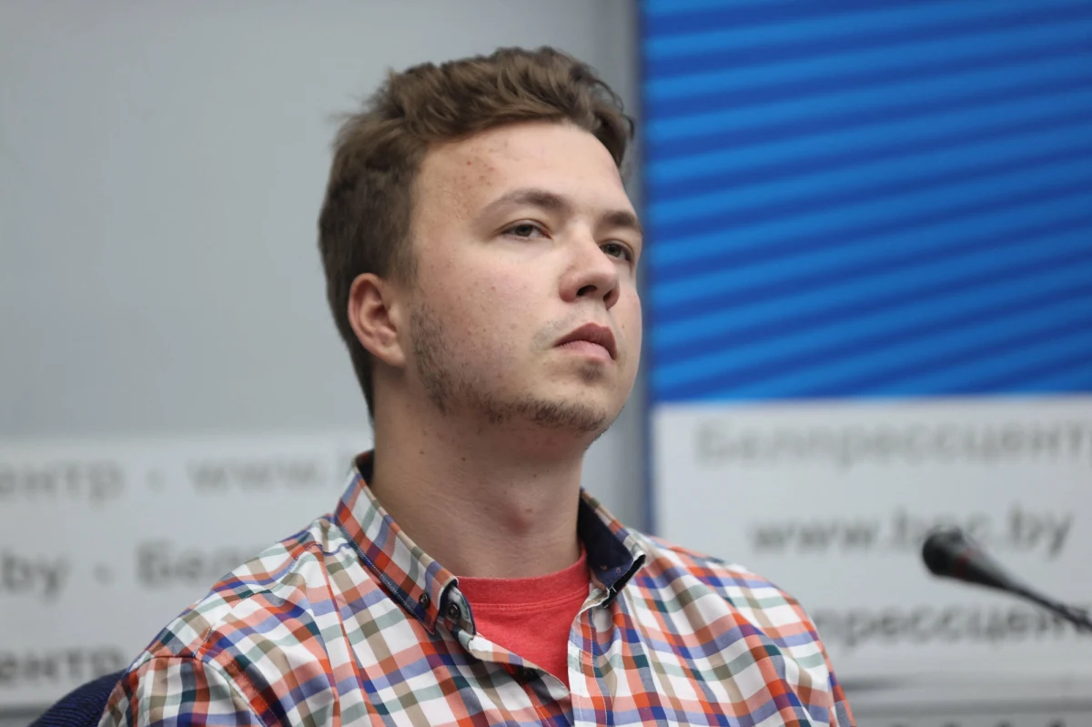 Sąd w Mińsku skazał na 8 lat więzienia opozycyjnego dziennikarza Ramana Pratasiewicza. Opozycjonista został zatrzymany dwa lata temu, kiedy białoruski myśliwiec zmusił do lądowania w Mińsku samolot linii Ryanair. Dwaj inni redaktorzy kanału Nexta Sciapan Puciła i Jan Rudzik otrzymali zaocznie kary 20 i 19 lat więzienia.