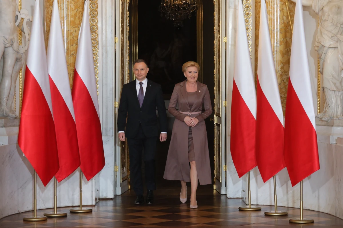 Zarówno Dama jak i Kawaler Orderu Orła Białego, Joanna Wnuk-Nazarowa i Stanisław Mieczysław Gebhardt, są absolutnie postaciami znamienitymi. Oboje wnieśli niezaprzeczalny, absolutny wkład w rozwój nowoczesnej Rzeczypospolitej - mówił prezydent Andrzej Duda podczas uroczystości wręczenia odznaczeń państwowych.