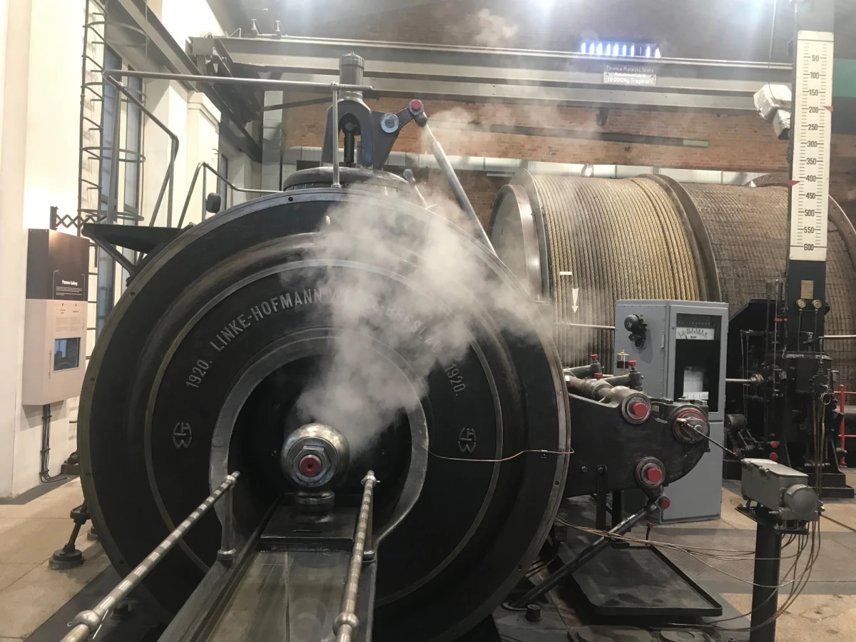 Jeszcze na początku lat 90-ych ubiegłego wieku prowadzono tam normalne wydobycie węgla. Dziś rybnicka kopalnia Ignacy to już jednak obiekt muzealny. Warto go odwiedzić - choćby w czasie tegorocznej majówki - bo można tam zobaczyć, jak pracuje wiekowa maszyna parowa.