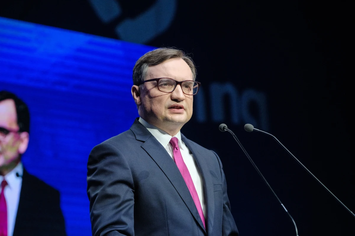 Partia Zbigniewa Ziobry zmieniła nazwę. Nie jest to już Solidarna Polska, a Suwerenna Polska. "Powołujemy Suwerenną Polskę, by w ten sposób jasno powiedzieć twarde "nie" tym, którzy zmierzają do odebrania nam suwerenności, a co za tym idzie - naszej niepodległości" - oświadczył Ziobro na konwencji w Warszawie. "Suwerenność Polski jest dziś zagrożona najbardziej od czasu upadku komunizmu" - ocenił. 