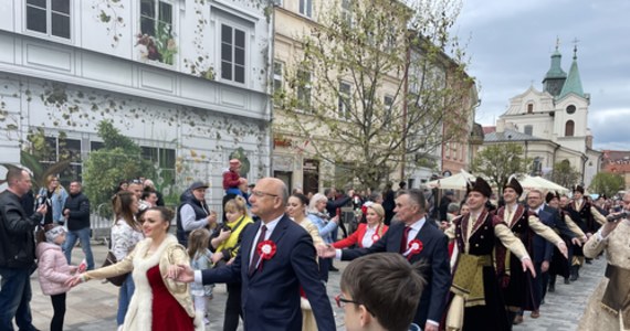 Setki par - w tym przedstawiciele władz i mieszkańcy - tradycyjnie zatańczyły wspólnie poloneza ulicami Lublina podczas obchodów Święta Narodowego Trzeciego Maja. Wcześniej odbyły się oficjalne uroczystości z ceremoniałem wojskowym na Placu Litewskim w Lublinie.