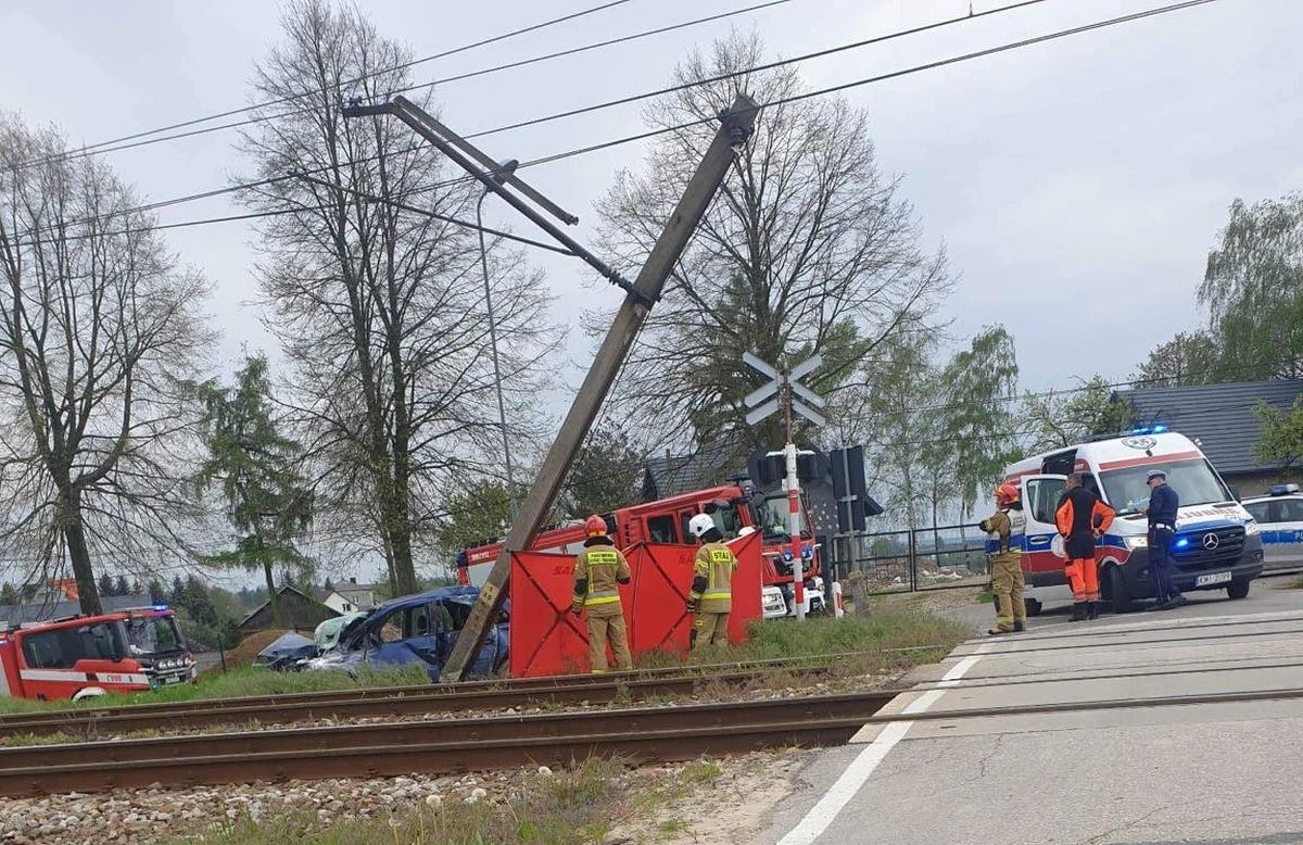 Do tragicznego wypadku doszło na przejeździe kolejowym w Małopolsce. W wyniku zderzenia pociągu i samochodu osobowego zginął kierowca osobówki - poinformowała małopolska straż.