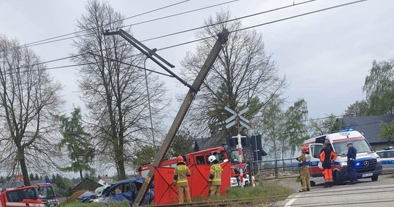 Do tragicznego wypadku doszło na przejeździe kolejowym w Małopolsce. W wyniku zderzenia pociągu i samochodu osobowego zginął kierowca osobówki - poinformowała małopolska straż.