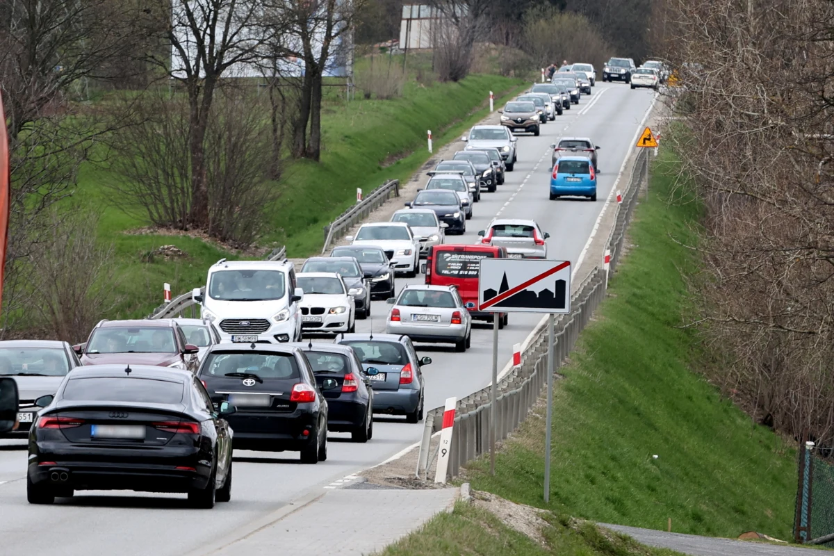 Z utrudnieniami wynikającymi z dużego natężenia ruchu muszą liczyć się kierowcy na odcinkach Zakopianki oraz południowej obwodnicy Krakowa - przekazał PAP rzecznik małopolskiej policji Sebastian Gleń.