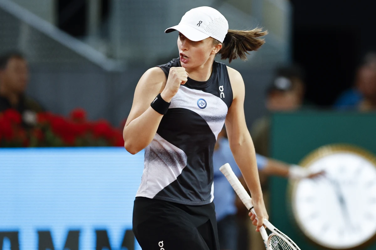 Iga Świątek awansowała do półfinału turnieju WTA 1000 na kortach ziemnych w Madrycie. Polka bez większych problemów pokonała Chorwatkę Petrę Martić 6:0, 6:3.