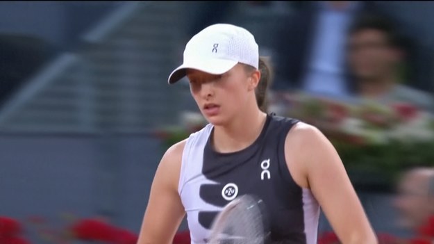 Numer jeden na świecie Iga Świątek zapewniła sobie miejsce w półfinale Madrid Open w środę, tracąc tylko trzy gemy w prostym zwycięstwie nad Petrą Martić.