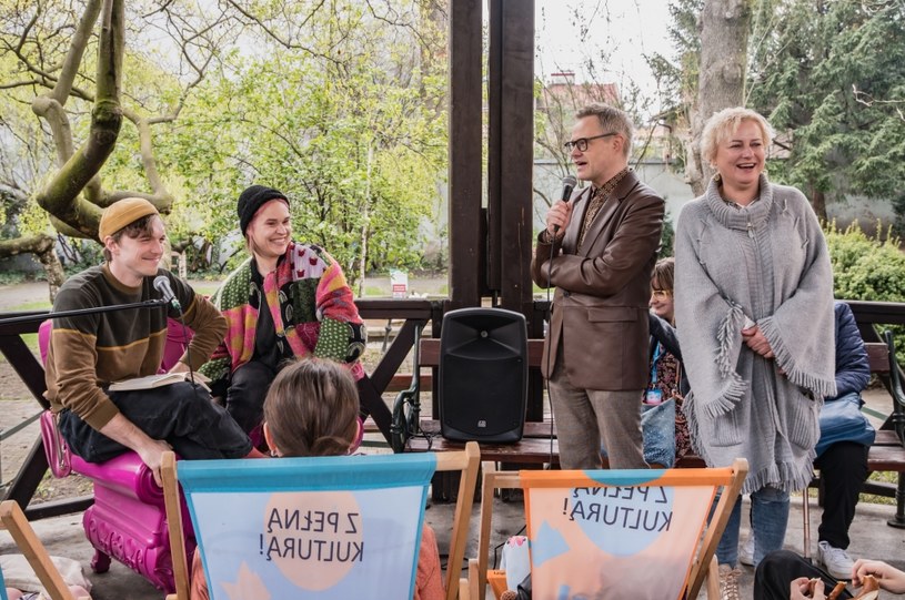 Ciągną tu młodzi aktorzy, studenci - nie tylko szkół filmowych i teatralnych, a przede wszystkim doświadczeni twórcy, legendy polskiego kina - gwiazdy. Wszyscy czują się jak wielka filmowa rodzina. To by się nie udało, gdyby nie organizatorzy - Jolanta Dygoś i Łukasz Maciejewski i gdyby nie Cieszyn - miasto, które wciąga, zachwyca, jest niezwykle gościnne i urokliwe. I ta granica polsko-czeska. Choć na festiwalu Kino na Granicy po prostu nie ma granic.