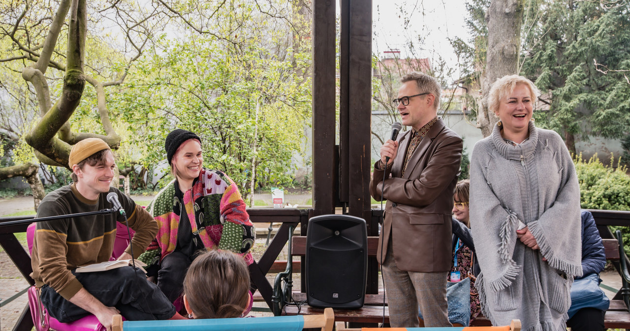 Ciągną tu młodzi aktorzy, studenci - nie tylko szkół filmowych i teatralnych, a przede wszystkim doświadczeni twórcy, legendy polskiego kina - gwiazdy. Wszyscy czują się jak wielka filmowa rodzina. To by się nie udało, gdyby nie organizatorzy - Jolanta Dygoś i Łukasz Maciejewski i gdyby nie Cieszyn - miasto, które wciąga, zachwyca, jest niezwykle gościnne i urokliwe. I ta granica polsko-czeska. Choć na festiwalu Kino na Granicy po prostu nie ma granic.