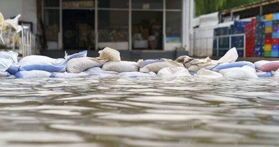 ​Dwie osoby zginęły a kilkaset ewakuowano w wyniku powodzi we włoskim regionie Emilia-Romania. Kataklizm został spowodowany przez bezprecedensowe gwałtowne ulewy, które trwały tam dwie doby. Z brzegów wystąpiły rzeki i strumienie, a ze wzgórz i gór zeszły lawiny błota i kamieni.