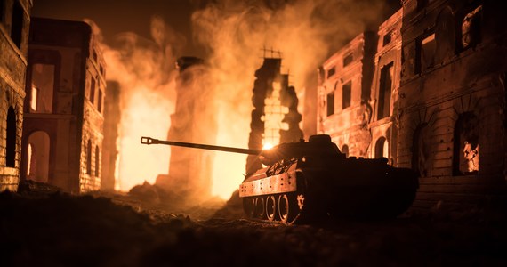 ​W Kijowie i kilku regionach Ukrainy ogłoszono w nocy ze środy na czwartek alarm przeciwlotniczy. W stolicy rozległy się wybuchy - poinformowały władze obwodu kijowskiego. Działają siły obrony powietrznej.