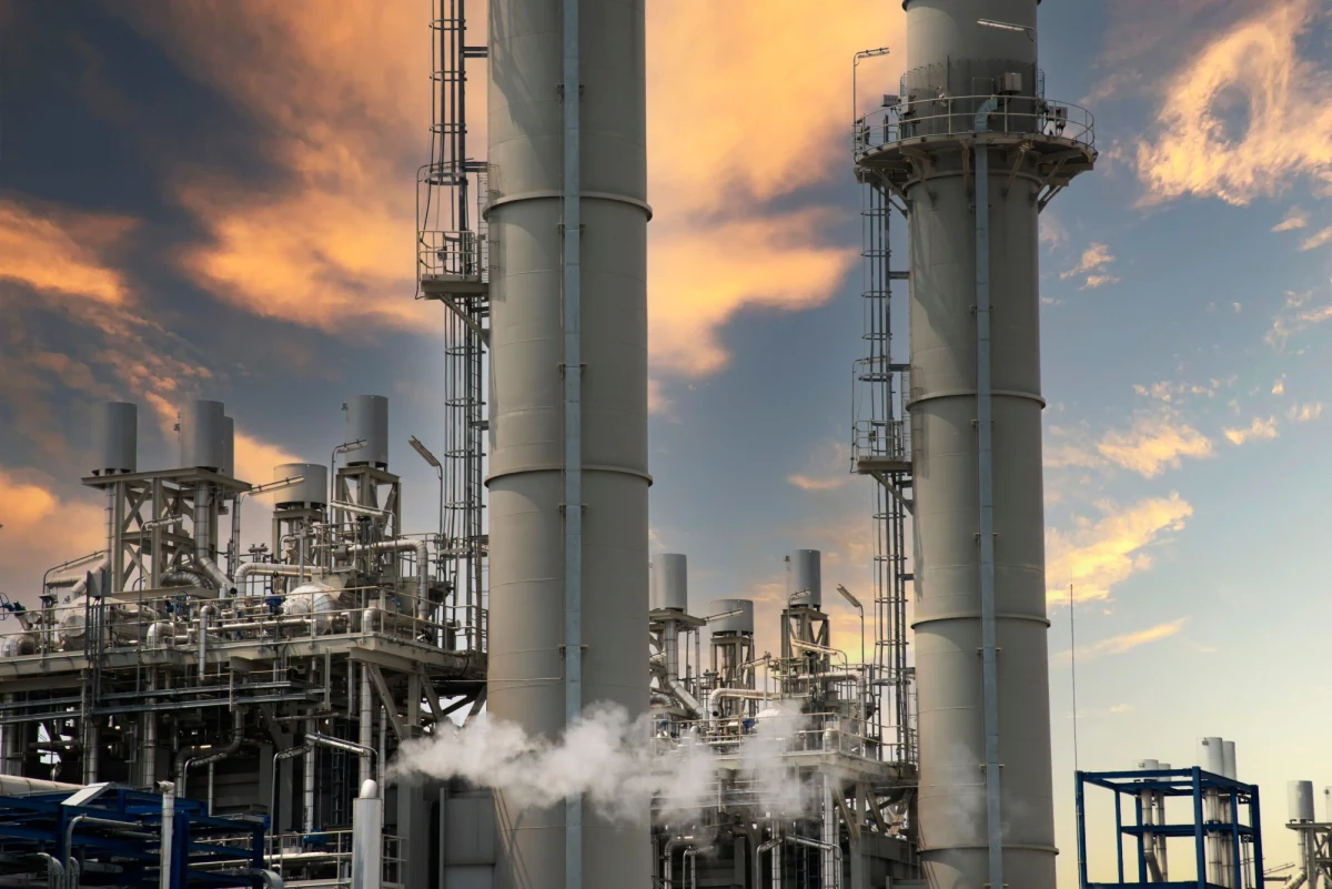 Zbiorniki rafinerii w Rosji stanęły w płomieniach. Według rosyjskich mediów to ataki dronów doprowadziły do pożarów w zakładach. Niektórzy sugerują, że akcje stanowią przygotowania do ukraińskiej kontrofensywy.  