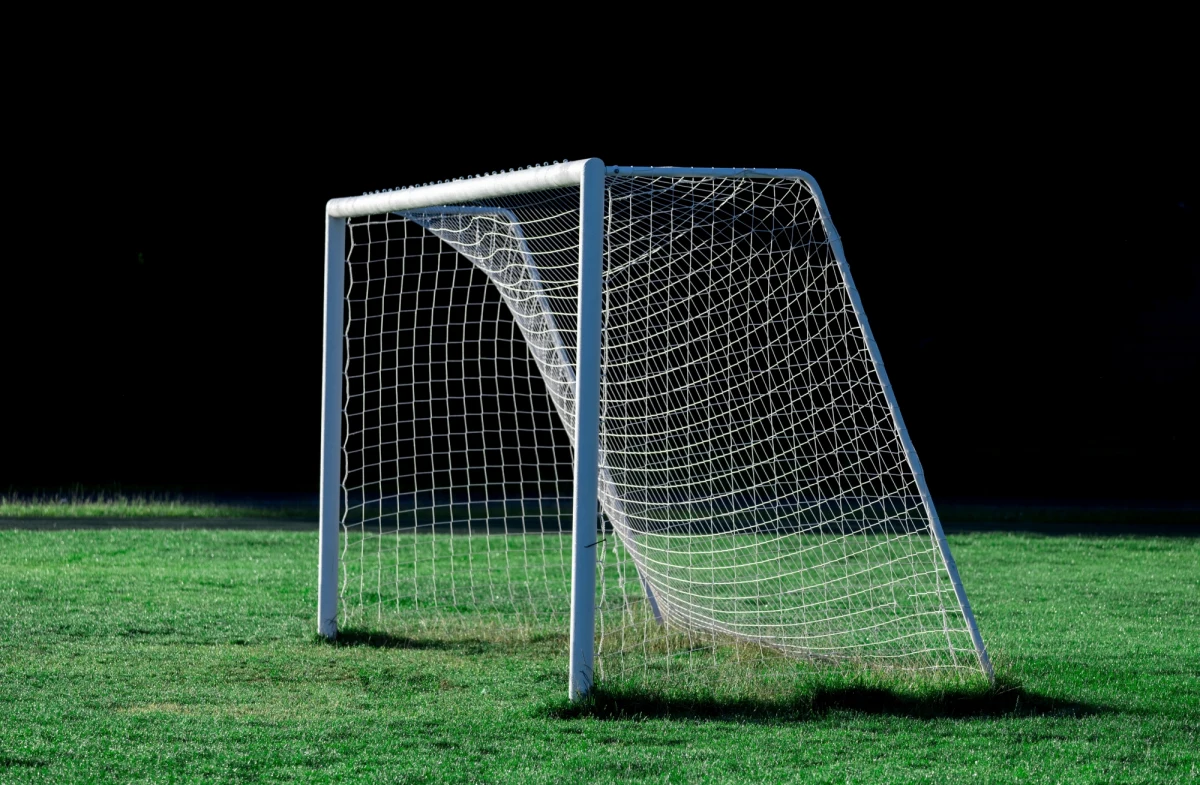 Nie żyje 12-latka, która na boisku sportowym w Zalasowej k. Tarnowa została przygnieciona przez bramkę. Do tragicznego wypadku doszło w sobotę wieczorem. Dziewczynkę śmigłowcem przetransportowano do szpitala.