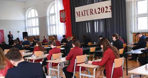 "Wszystkim maturzystom życzę powodzenia" - napisał na Twitterze minister edukacji i nauki Przemysław Czarnek. Od egzaminu pisemnego z języka polskiego na poziomie podstawowym rozpoczęły się czwartek 4 maja tegoroczne matury dla ponad 270 tys. abiturientów.