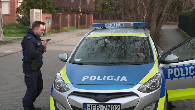 Atmosfera w domu Miłosza Bachledy uspokoiła się. Miłosz i Jagna umawiają się na wieczorną randkę. Żadne z nich nie spodziewa się, że to tylko cisza przed burzą, a wieczór nie potoczy się według ich planów. Tymczasem na służbie, wraz z patrolowym partnerem Mikołajem Białachem, Miłosz musi się zająć pierwszym zgłoszeniem. Nastolatka odkryła ukrytą kamerkę w łazience. Podejrzenie pada na ojczyma dziewczyny, który jest nauczycielem informatyki w jednym z liceów. Policjanci robią wywiad w tej szkole i jak się okazuje, mężczyzna nie ma dobrej opinii wśród młodzieży, a szczególnie wśród nastoletnich uczennic. Czyżby patrol siódmy rozwiązał tę sprawę? Policjanci, by kogoś oskarżyć, potrzebują jednak twardych dowodów, a nie tylko opinii ze środowiska pracy. Podczas przerwy na służbie Miłosz i Mikołaj zostają zaangażowani przez sierżanta Poniatowskiego do pomocy. Niestety, jak to z Juliuszem bywa, nawet błahe zadanie może być początkiem poważnej afery.