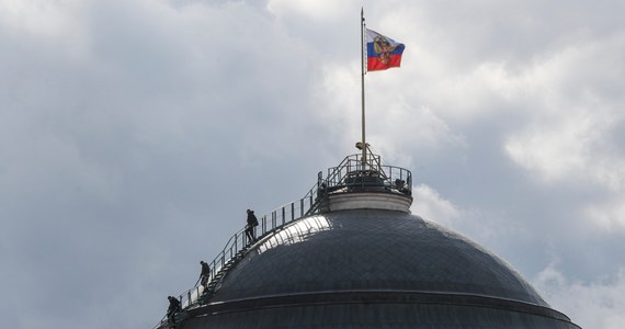 Decyzje o celach ataków Ukraińców zapadają w Waszyngtonie - w ten sposób administracja prezydenta Rosji odnosi się do rzekomego ataku dronów na siedzibę Władimira Putina. Amerykański Instytut Studiów nad Wojną uważa z kolei, że była to inscenizacja. "Nie znam sytuacji, w której z terytorium Ukrainy można byłoby puścić drona, który doleciałby do Moskwy" – komentował w RMF FM generał Tomasz Drewniak, były inspektor sił powietrznych.