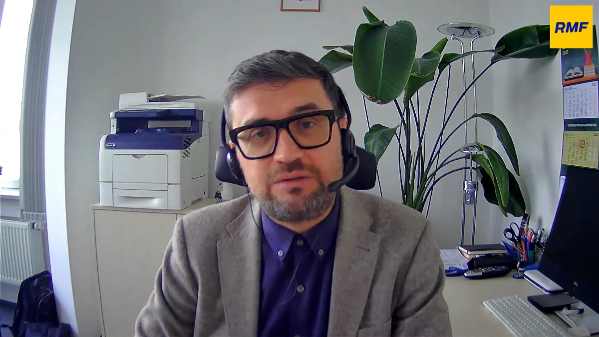 Fragmenty "Pana Tadeusza", "Przedwiośnia" i interpretacja wiersza Ewa Lipskiej – z takimi tematami z języka polskiego zmagali się maturzyści podczas egzaminu w krótszej, 170-minutowej formule – potwierdził w RMF FM szef Centralnej Komisji Egzaminacyjnej Marcin Smolik. Matura w nowej formule (240 minut) w południe jeszcze trwała, dlatego szef CKE nie mógł ujawnić tematów. 