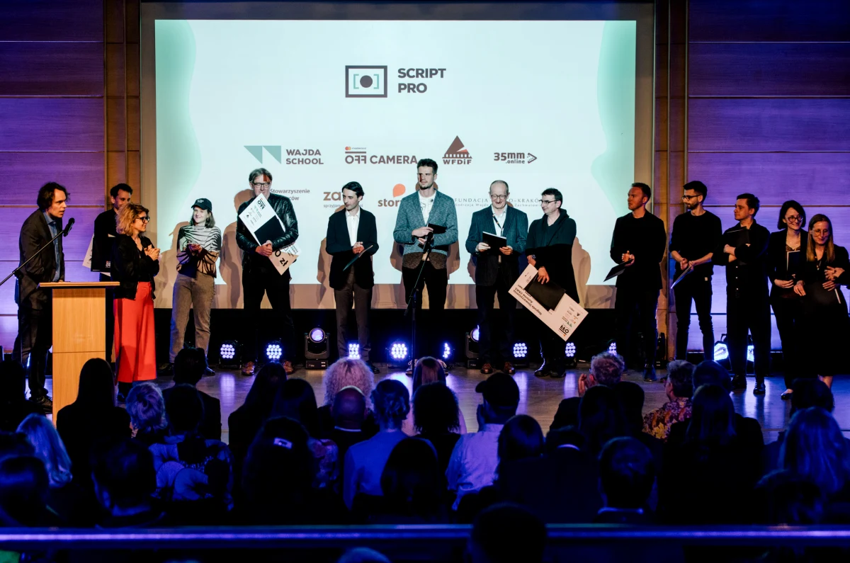 Za nami już szósty dzień festiwalu Mastercard OFF CAMERA. W środę w miasteczku Filmowym jak co dzień działo się sporo. W Muzeum Sztuki i Techniki Japońskiej Manggha poznaliśmy laureatów konkursu scenariuszowego Script Pro. 