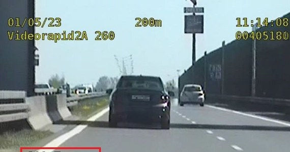 Policjanci z Wrocławia zatrzymali pirata drogowego, który jechał trasą S8 z prędkością ponad 200 km/h. Kierowca został ukarany mandatem w wysokości 2,5 tys. zł i 15 punktami karnymi. 