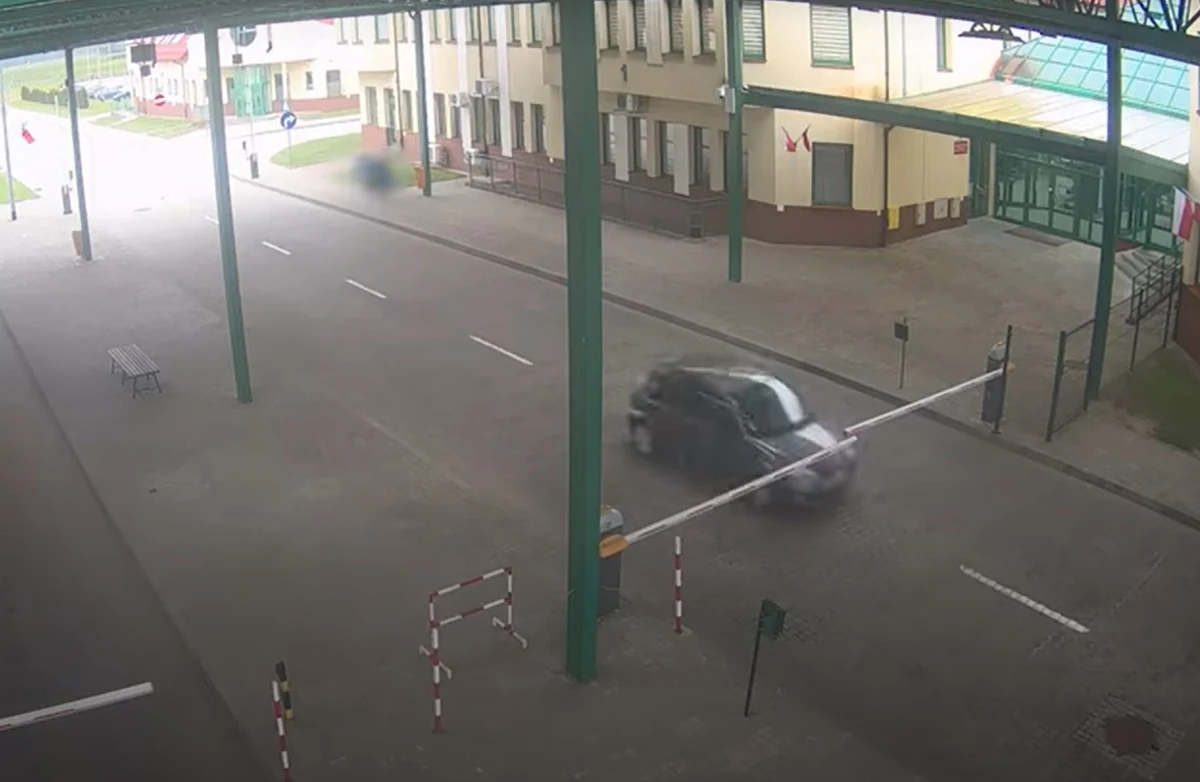 Obywatel Francji staranował autem szlaban na przejściu w Grzechotkach i zatrzymał się dopiero na widok kolczatki - podała warmińsko-mazurska straż graniczna. Mężczyzna chciał dostać się do Rosji, chociaż nie miał dokumentów uprawniających do przekroczenia granicy.