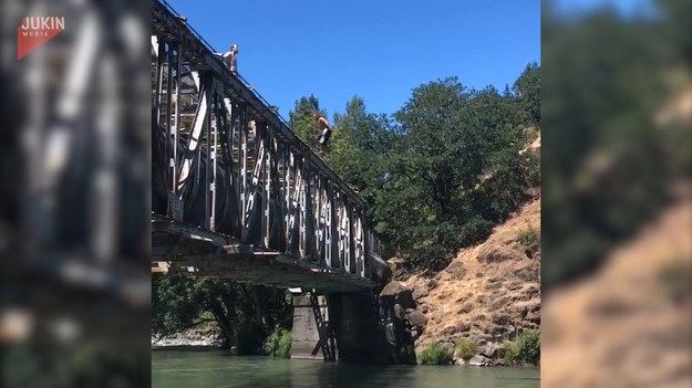 Widowiskowy skok z mostu wprost do rzeki. Zapiera dech w piersi.