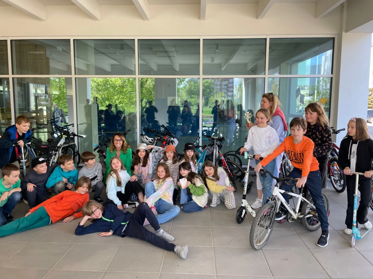 W Warszawie ruszyła 6. już edycja akcji "Rowerowy Maj". W jej ramach przez cały miesiąc uczniowie stołecznych szkół i przedszkoli dojeżdżają do nich rowerami, hulajnogami czy deskorolkami. Ci najbardziej aktywni mogą liczyć na atrakcyjne nagrody. Wszystko po to, by zachęcić młodzież do większej aktywności fizycznej. W tym roku do akcji przyłączyła się rekordowa liczba placówek – aż 441. Uczęszcza do nich ponad 150 tysięcy dzieci.