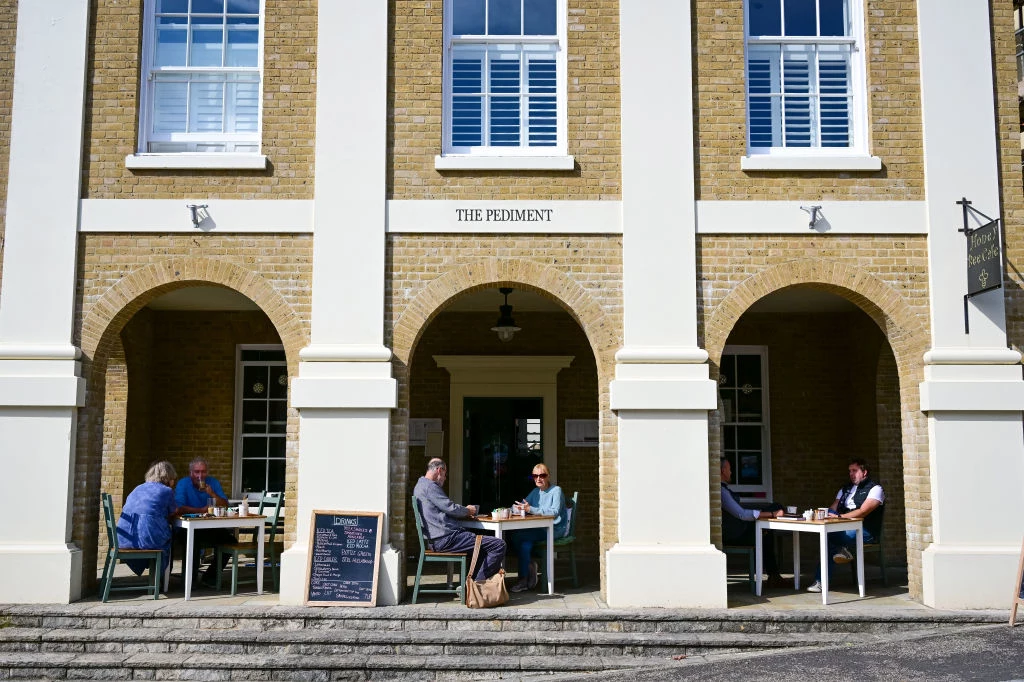 Leniwe przedpołudnie w jednej z kawiarni w Poundbury