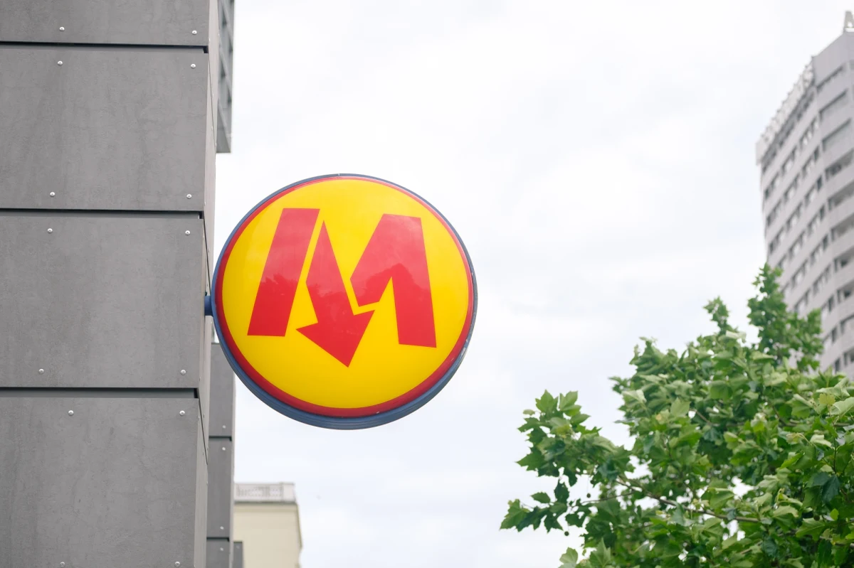 Metro linii M2 kursuje już normalnie. Przywrócono ruch pociągów na trasie podstawowej Bemowo – Bródno. Po południu do tunelu na stacji Centrum Nauki Kopernik w Warszawie wbiegł pies. Służby musiały wyłączyć napięcie. 