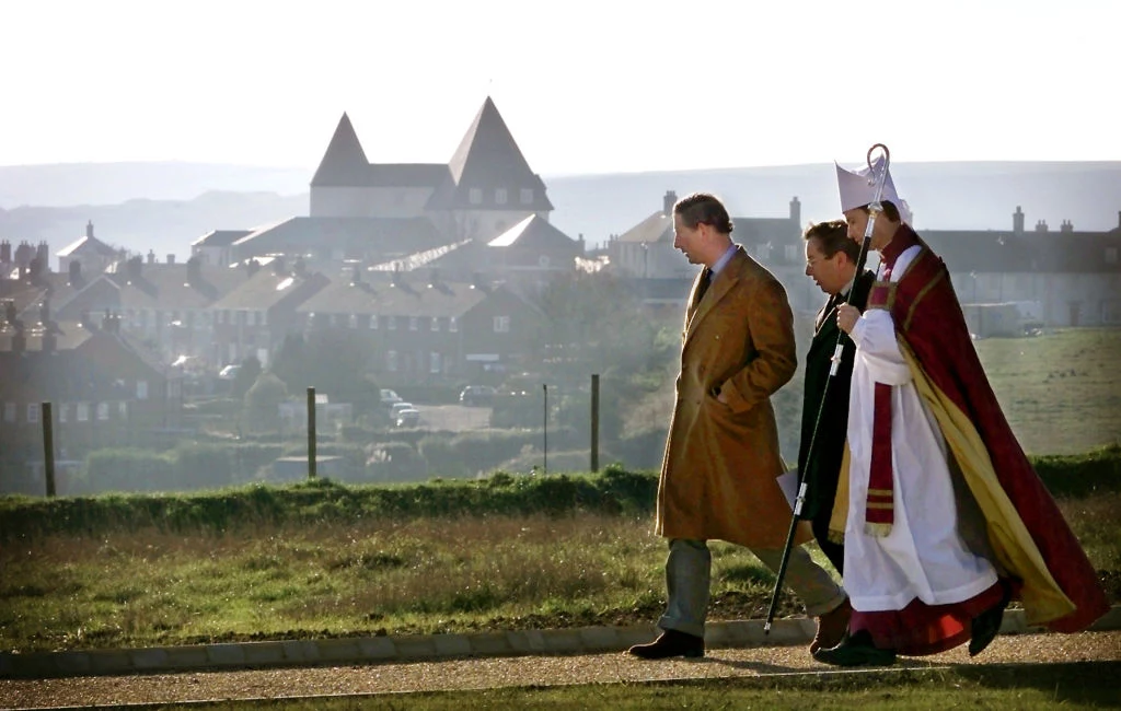 Książe Walii Karol w drodze na poświęcenie cmentarza w Poundbury, kwiecień 2004 r.