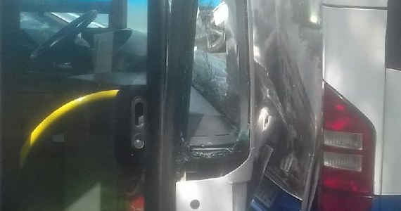Trzy osoby zostały ranne w wyniku zderzenia dwóch autobusów komunikacji miejskiej na al. Bora-Komorowskiego w Krakowie. Pas jezdni w kierunku Nowej Huty jest zablokowany.