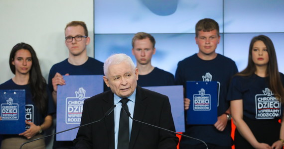 W Polsce dzieci powinny być chronione najbardziej; chodzi o to, by dzieci nie były poddawane praktykom, które są dla nich szkodliwe - mówił szef PiS Jarosław Kaczyński, który poinformował, że podpisał się pod obywatelską inicjatywą "Chrońmy dzieci".