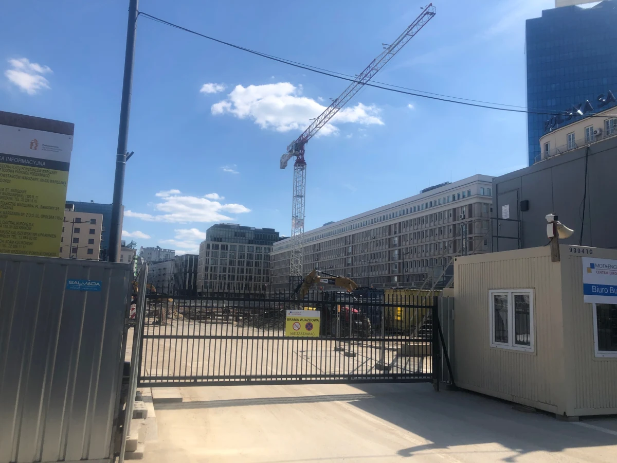 Robotnicy pracujący na budowie przy placu Powstańców Warszawy znaleźli pocisk. Niewybuch został zabezpieczony i wywieziony przez saperów.