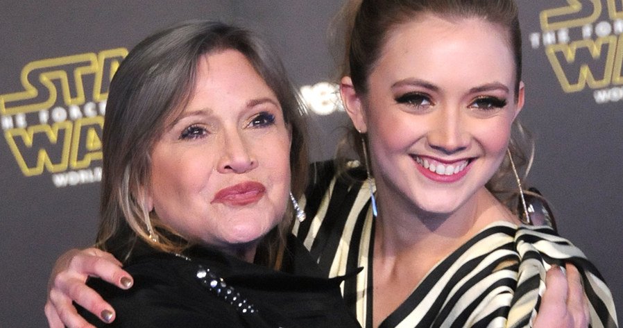 Już w czwartek odbędzie się ceremonia odsłonięcia gwiazdy Carrie Fisher w kultowej Hollywoodzkiej Alei Sławy, którą została ona pośmiertnie uhonorowana. Uroczystości towarzyszą jednak kontrowersje. Kilka dni temu siostry i brat aktorki zaatakowali w sieci jej córkę za to, że nie zaprosiła ich na tę imprezę. W odpowiedzi Billie Lourd zarzuciła rodzeństwu matki "zbijanie kapitału" na jej śmierci. "Prawdę o skomplikowanych relacjach mojej mamy z członkami rodziny znam tylko ja i ci, którzy byli z nią naprawdę blisko" - wyznała.