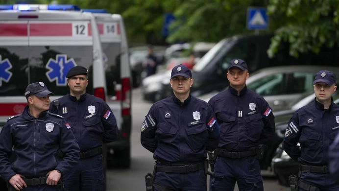 Policja zrekonstruowała środowy zamach w Belgradzie. Nastolatek
